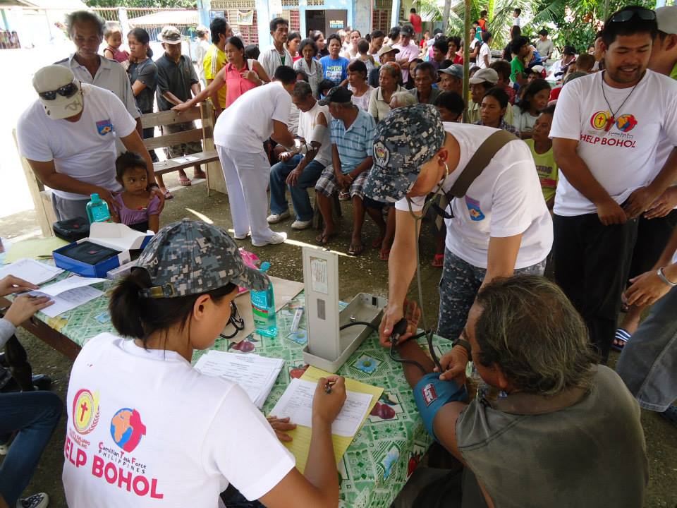 Los Religiosos Camilos ayudan a las víctimas del Tifón Haiyan en Filipinas.