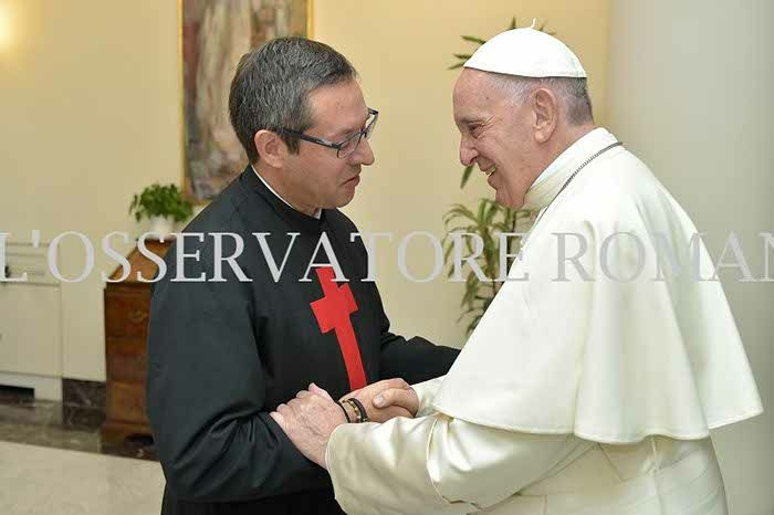 El religioso Camilo Francisco Berola con el Papa.