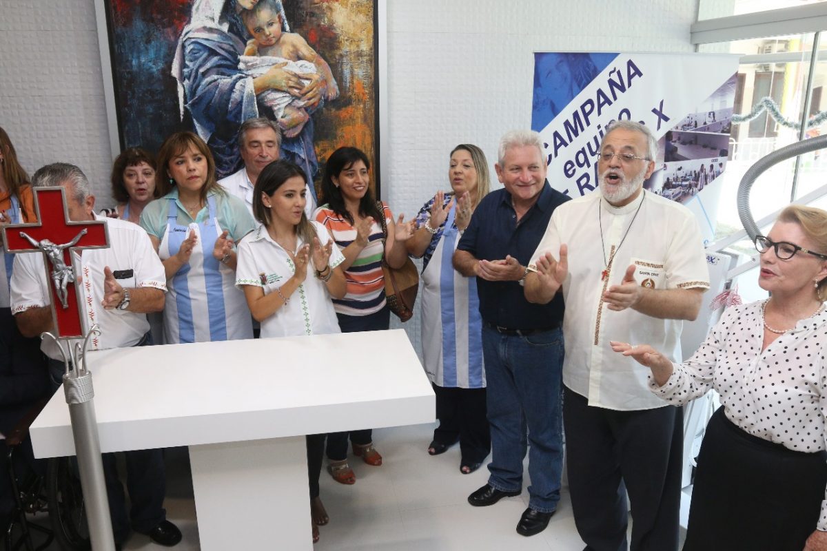 El Padre Mateo Bautista y las damas argentinas donan equipo al hospital de niños Mario Ortiz de Bolivia