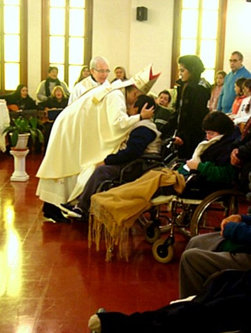 Visita de Monseñor Sarlinga al Hogar San Camilo de Vagues