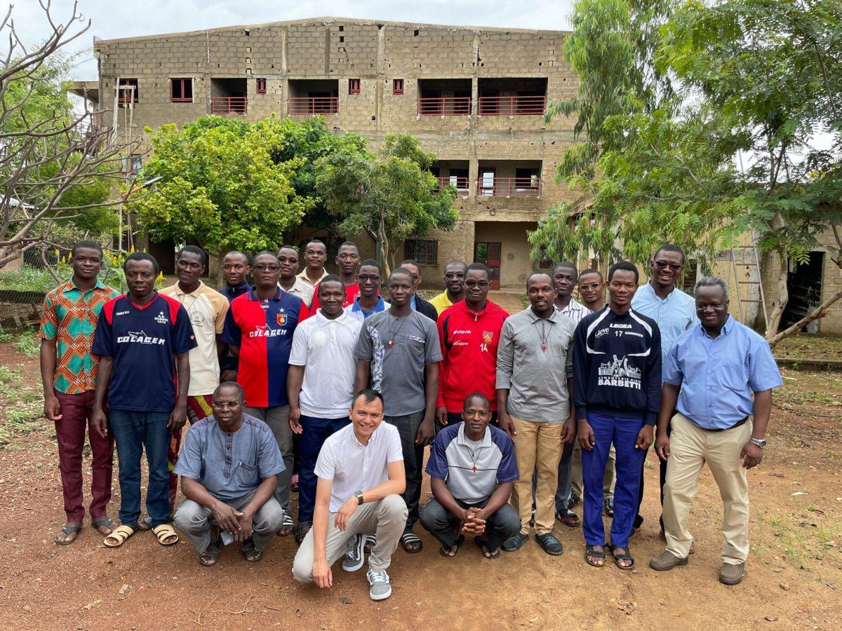 El Hno. Long visita la casa del Noviciado de Burkina Faso